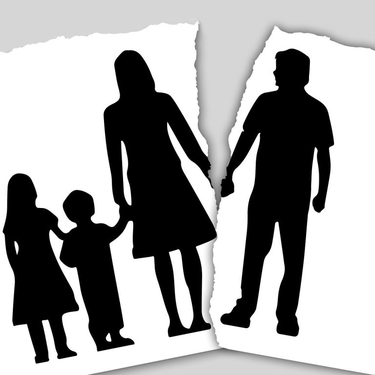 family-3090056_1920
